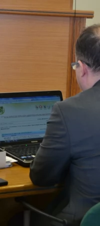 Radny Zbigniew Urban podczas sesji ponownie analizował dodany przez siebie post