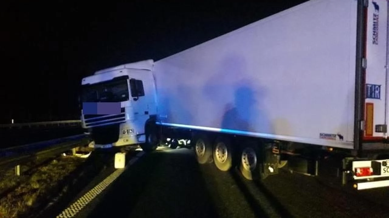 Ciężarówka wpadała w poślizg i wstrzymała ruch na A1