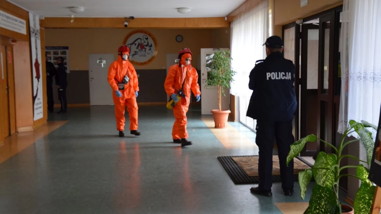 500 uczniów ewakuowanych z "Ekonomika". Ktoś rozpylił nieznaną substancję. Akcja również w SP1 [AKTUALIZACJA]