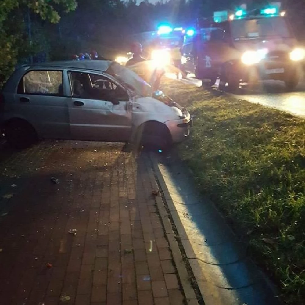 Wypadek w Swarożynie. Kierujący sam opuścił pojazd