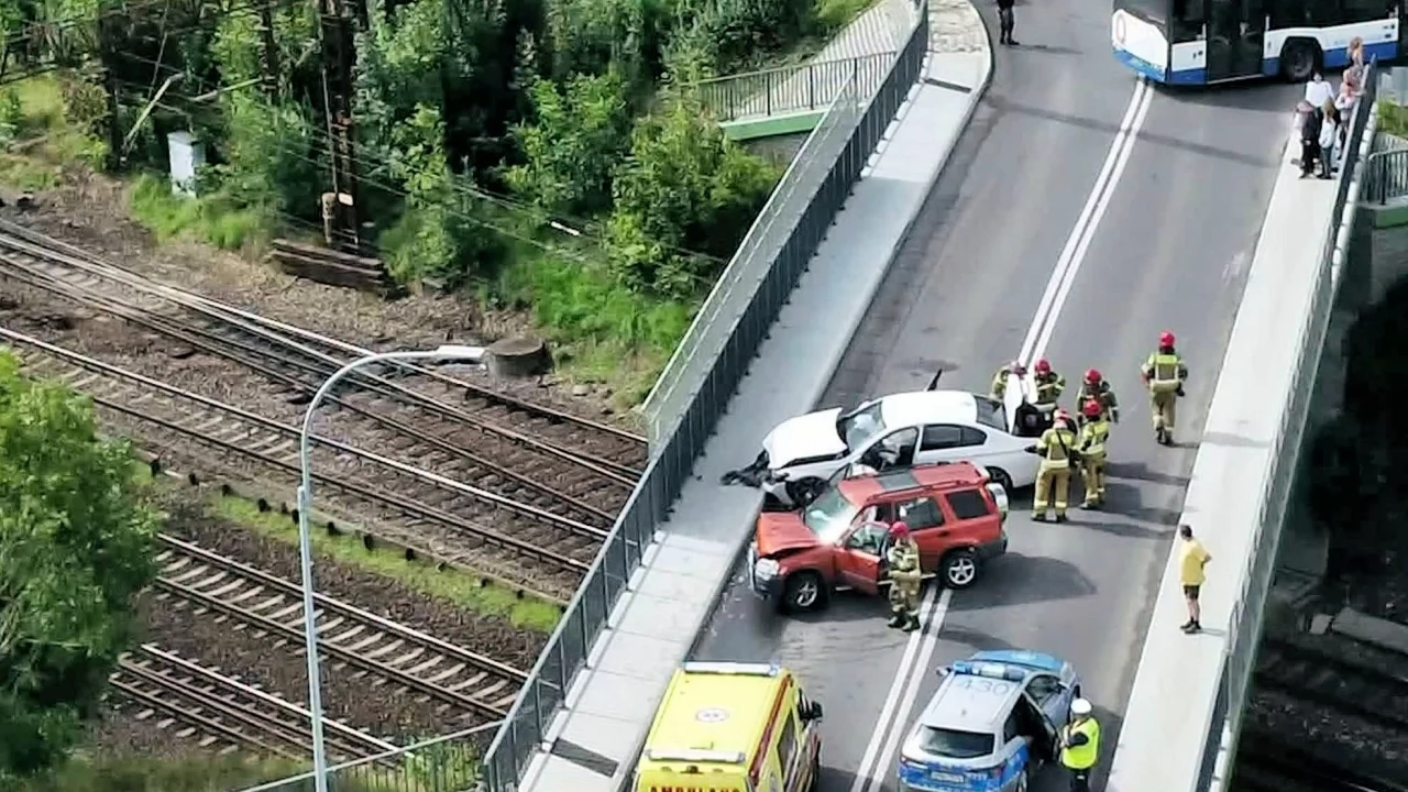 Kolizja na wiadukcie w ciągu ul. 30 Stycznia