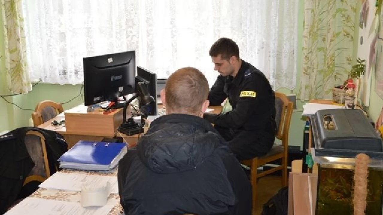 Przerzucił psa przez płot, bo o pozbycie się zwierzaka poprosił kolega. Grożą mu nawet 2 lata więzienia