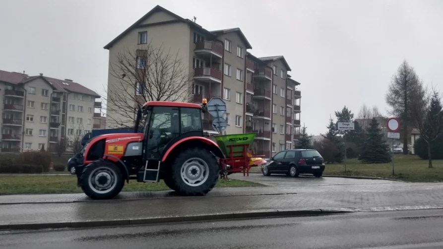 Gołoledź, ZUK posypuje chodniki