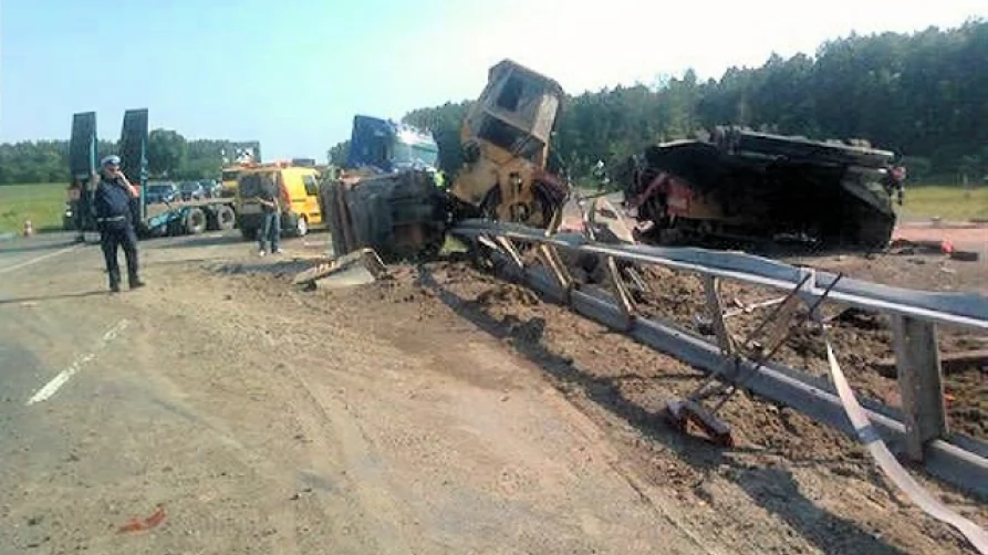 Usuwanie skutków zdarzenia drogowego na autostradzie A1, działania specjalistycznej grupy ratownictwa technicznego państwowej straży pożarnej