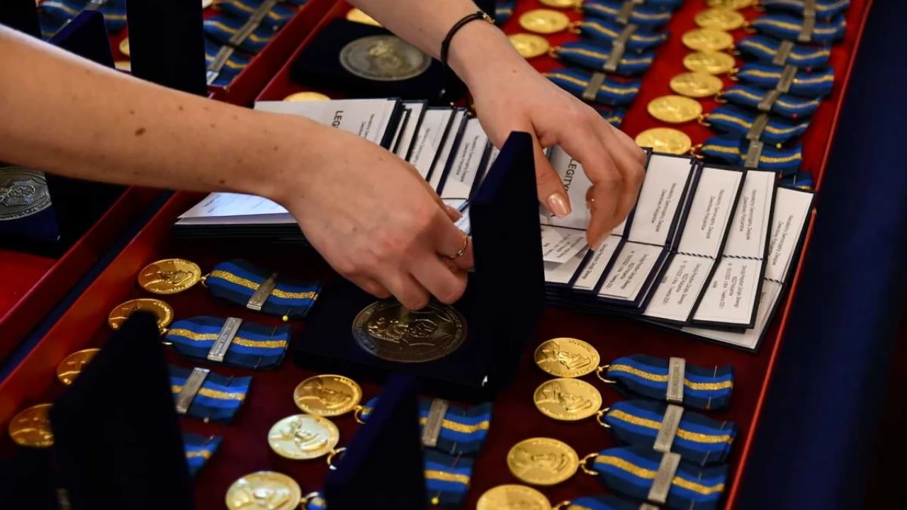 Tczewscy policjanci z medalami 30-lecia powstania NSZZ