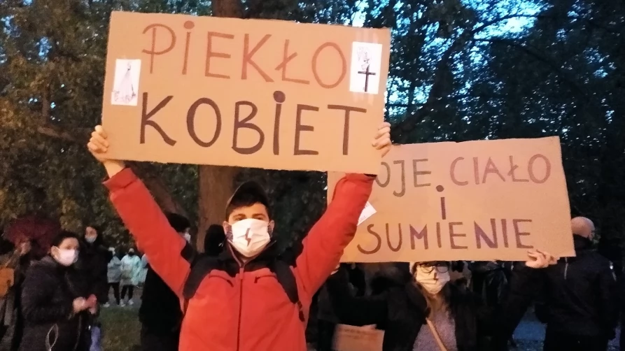 Protest przeciw decyzji TK - #PiekłoKobiet