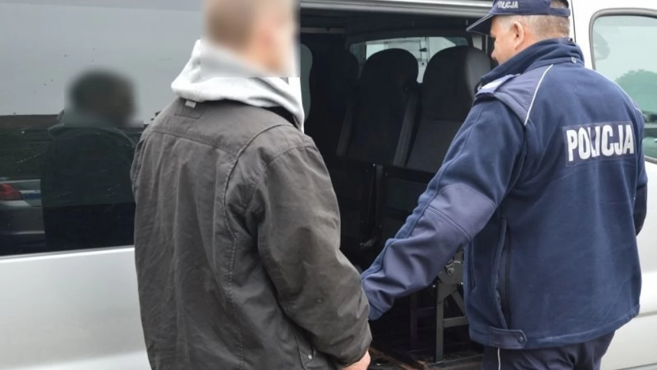 Nietrzeźwy z zakazem, poszukiwany 2 listami gończymi w rękach policji