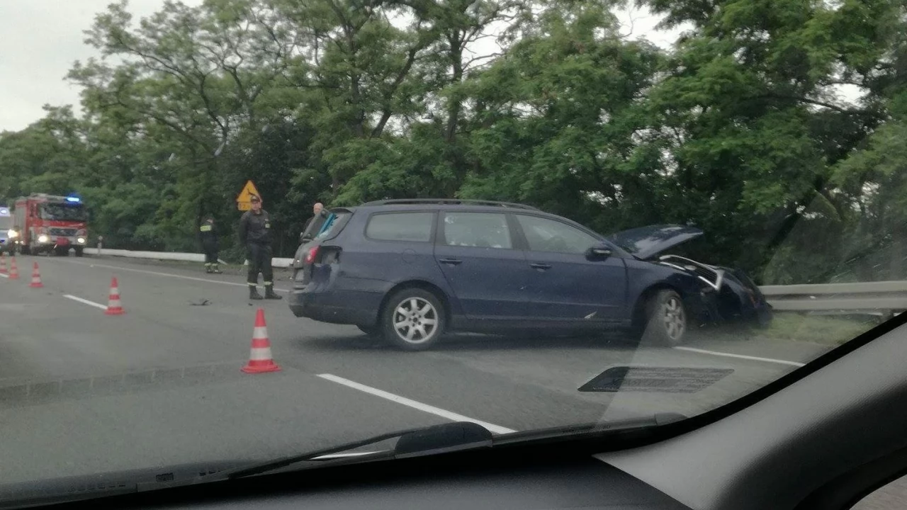 Wypadek na DK 22. Strażacy wyciągają zakleszczonego w pojeździe kierowcę