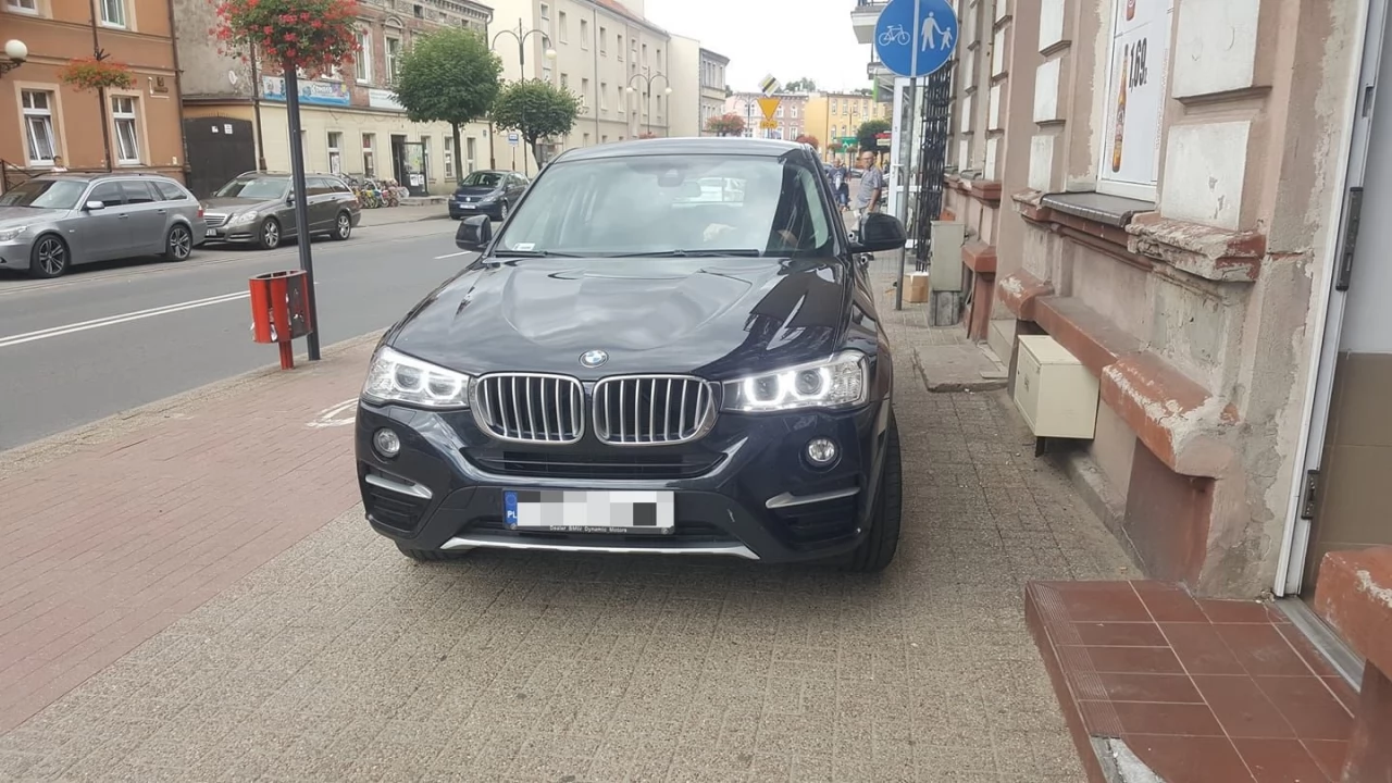 Problem z parkowaniem na chodnikach. Skandaliczne zachowanie kierowcy BMW w Pelplinie?