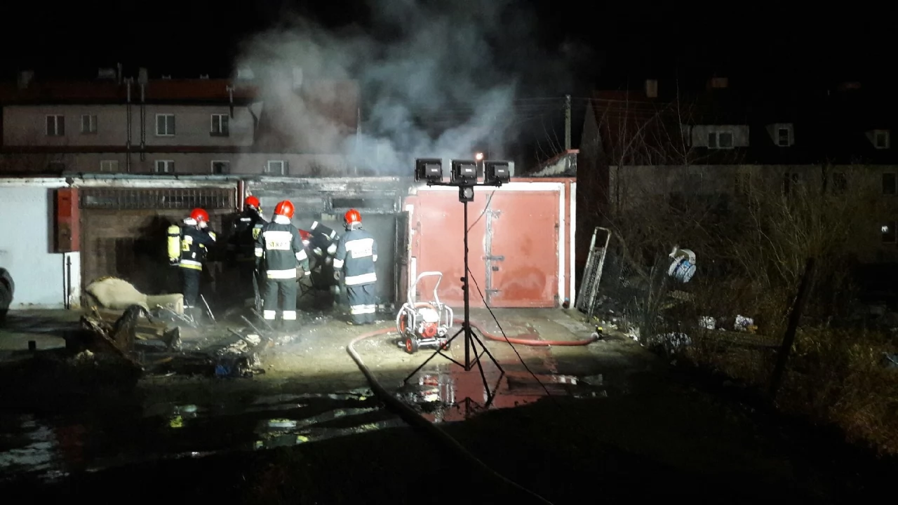 Spłonął garaż na Nowowiejskiej, na co dzień zmieszkiwany przez mężczyznę