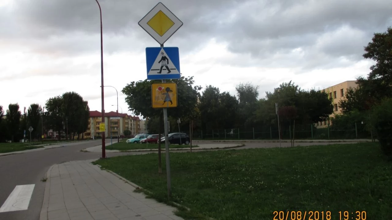 Przed pierwszym dzwonkiem strażnicy kontrolują oznakowanie w rejonie szkół