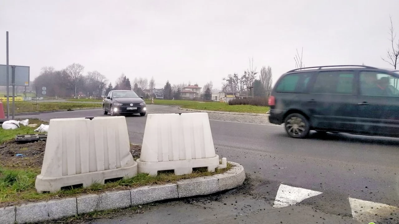 Po zmianie organizacji ruchu część kierowców wciąż jeździ na pamięć