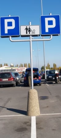 ... i na parkingu przy kompleksie handlowym na ul. Kwiatowej