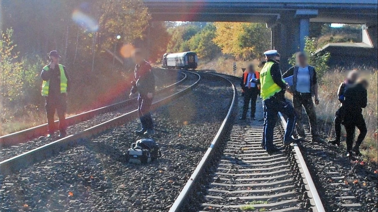 Szedł po torach i nie usłyszał pociągu. Policja wyjaśnia okoliczności tragedii