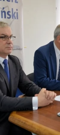 Kazimierz Smoliński (z Prawej) i Zenon Żynda podczas poniedziałkowej konferencji