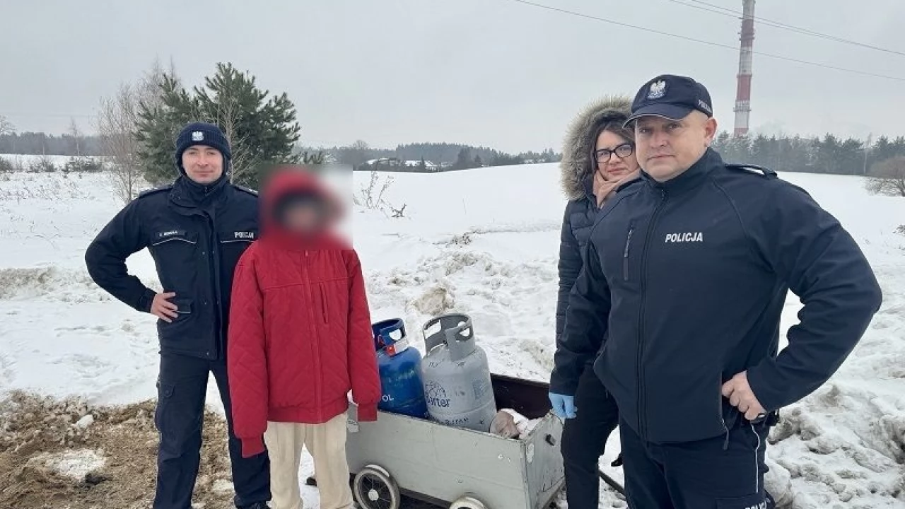 Nie są sami w mroźne dni. Policjanci i pracownicy GOPS pomagają osobom w kryzysie bezdomności