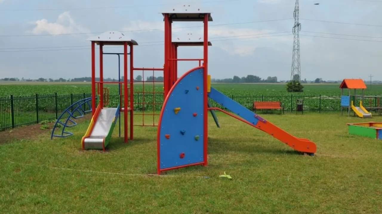W Zajączkowie cieszą się z nowego placu zabaw