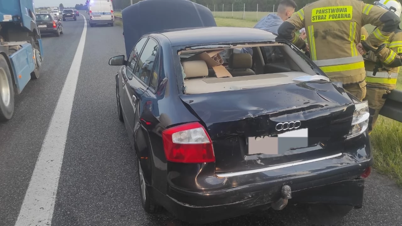 Wypadek na A1. Ciężarówka najechała na osobowe auto