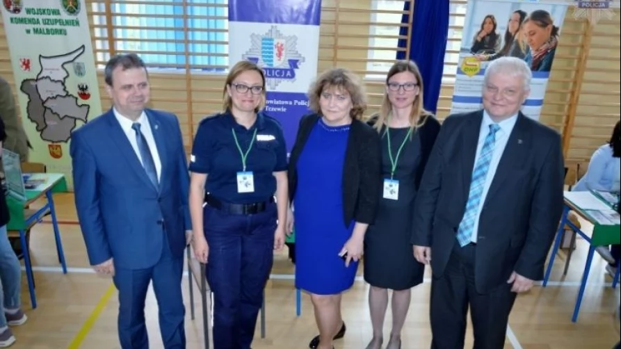 Policjanci na targach pracy