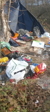 Koczowisko bezdomnych na ulicy Targowej