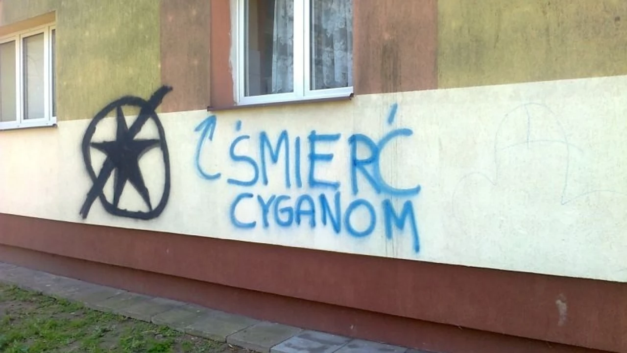 Policja zajmie się sprawą bulwersującego, rasistowskiego napisu