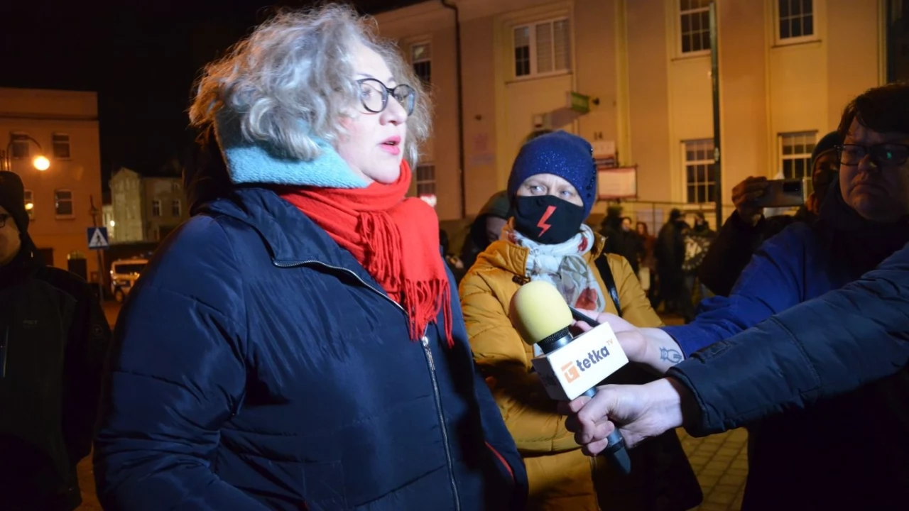 Zbiórka podpisów pod projektem "Legalna aborcja". Narodowcy czekali z mopem. Marta Lempart w Tczewie