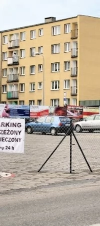 Sporny przystanek funkcjonuje obok parkingu strzeżonego