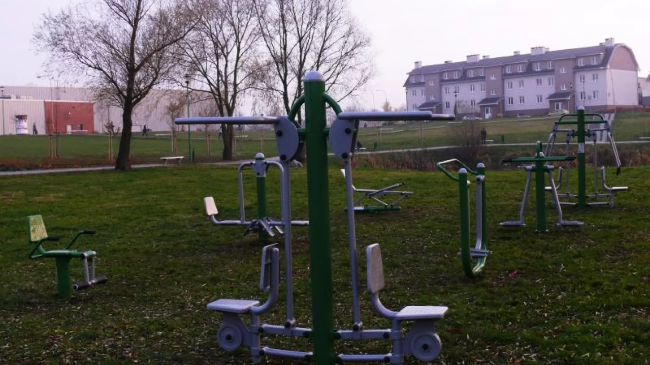 Na os. Bajkowym powstała siłownia "pod chmurką"