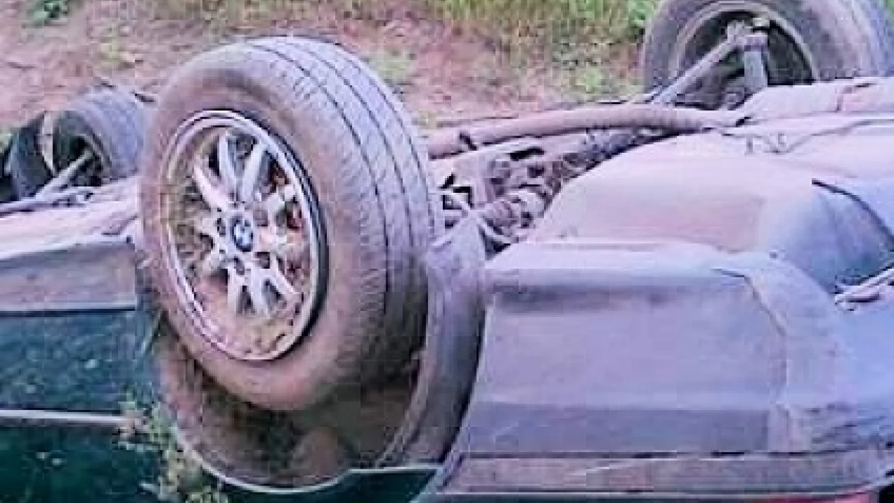 BMW dachowało, passat w rowie