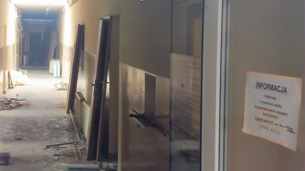 Ruszyło wyburzanie "pawilonu" w sąsiedztwie ratusza