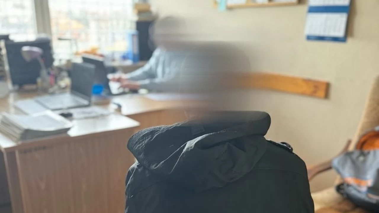 Pokradł mieszkańcom wieżowca buty - grozi mu 15 lat!