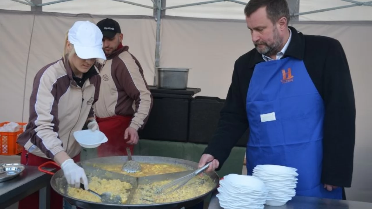 Jaja przed dworcem - wielkie smażenie strusiej jajecznicy