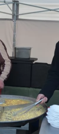 Jajecznica ze strusich jaj przed dworcem
