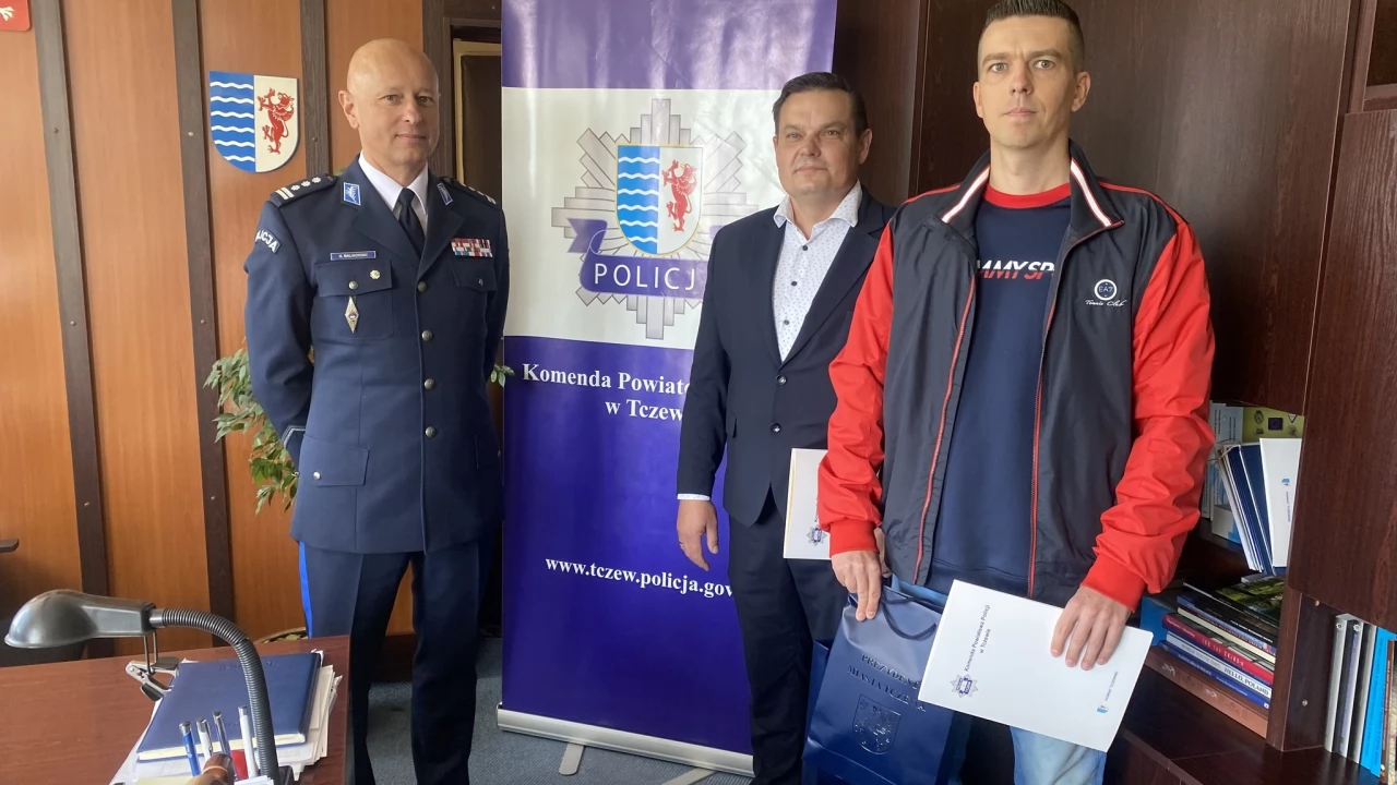 Wężykiem z dzieckiem w aucie. Dwaj panowie nie pozwolili dalej jechać