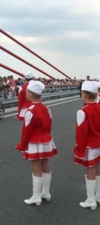 Mażoretki podczas otwarcia mostu w Kwidzynie