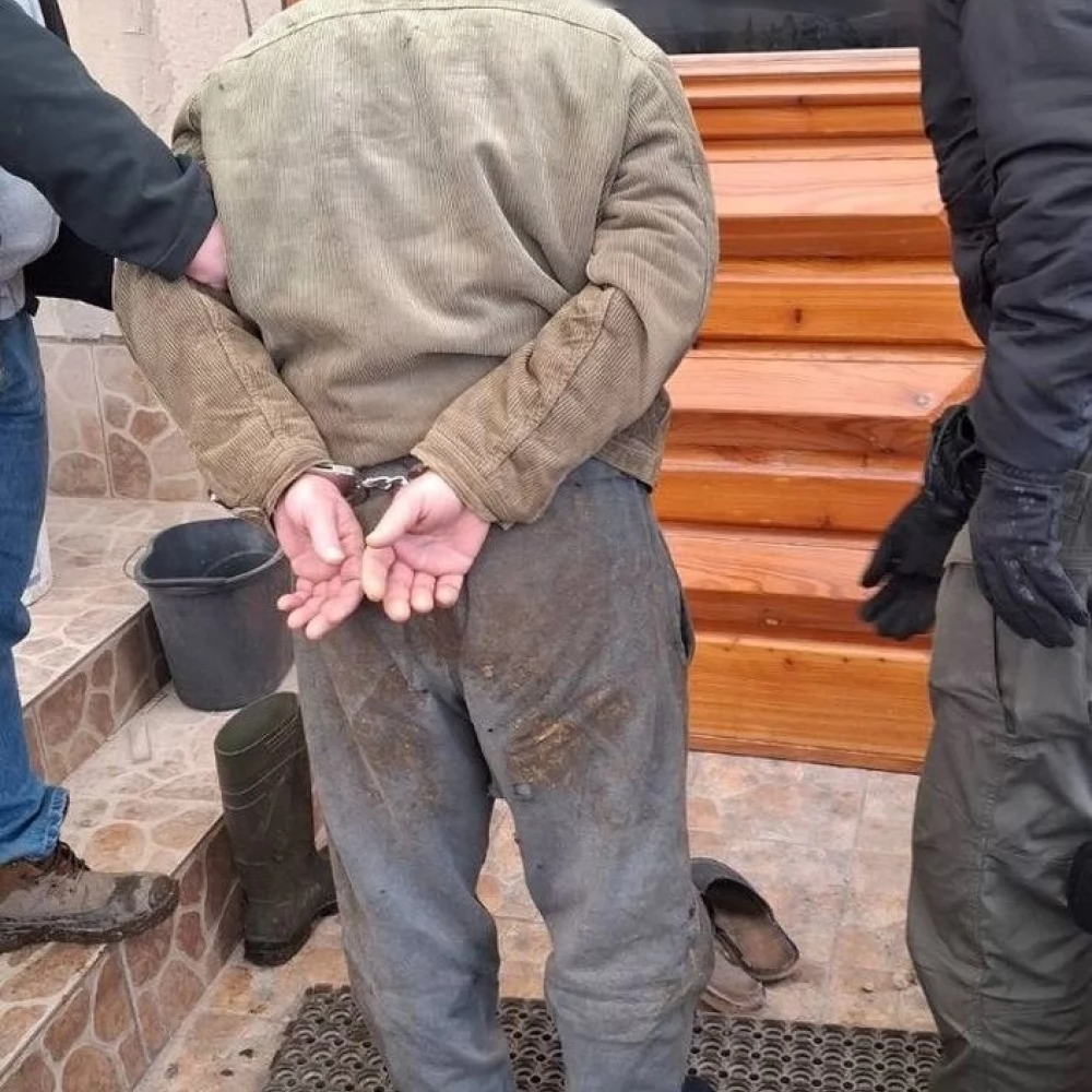 Przed policjantami schował się w oborze. Nie pomogło