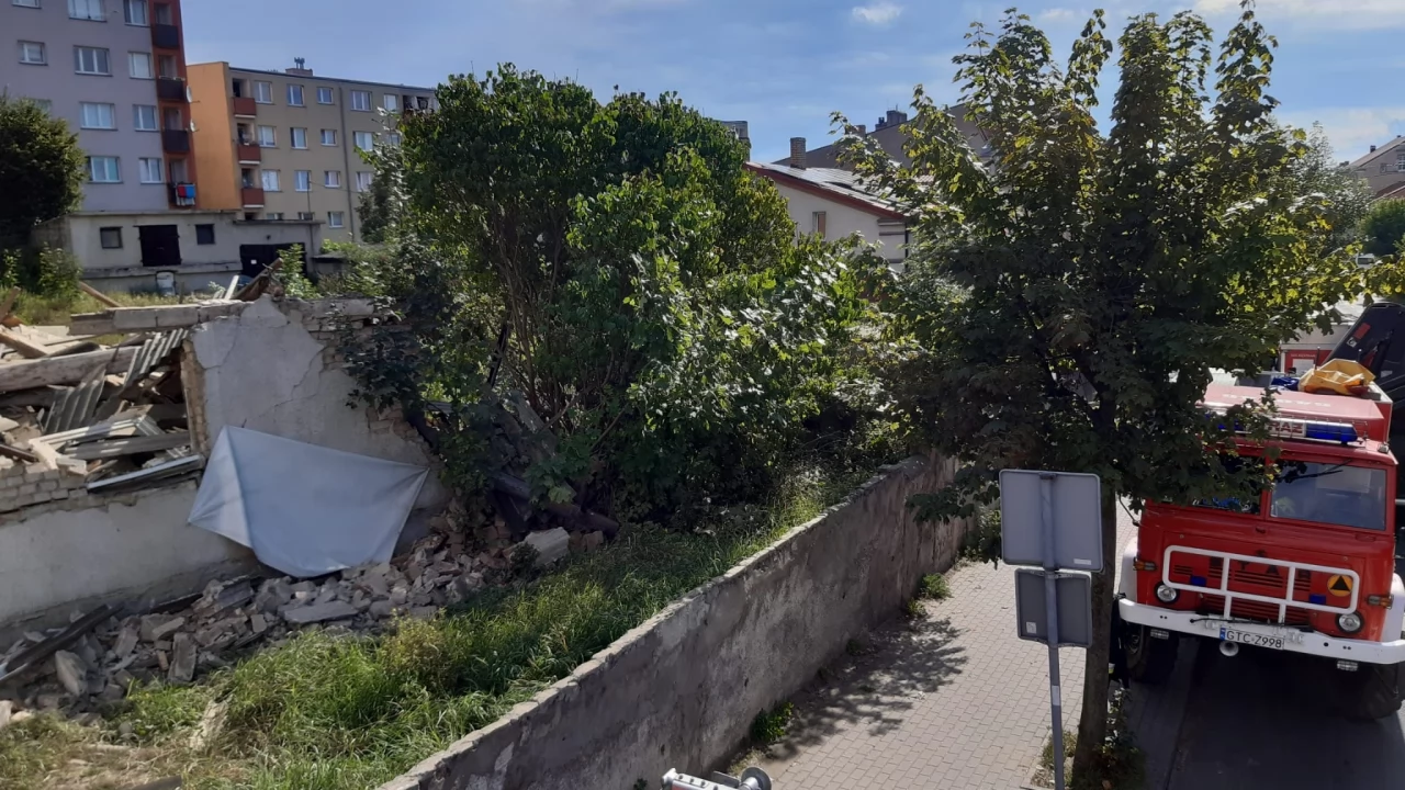 Runął pustostan w Gniewie. Sprawdzają. czy ktoś jest pod gruzami
