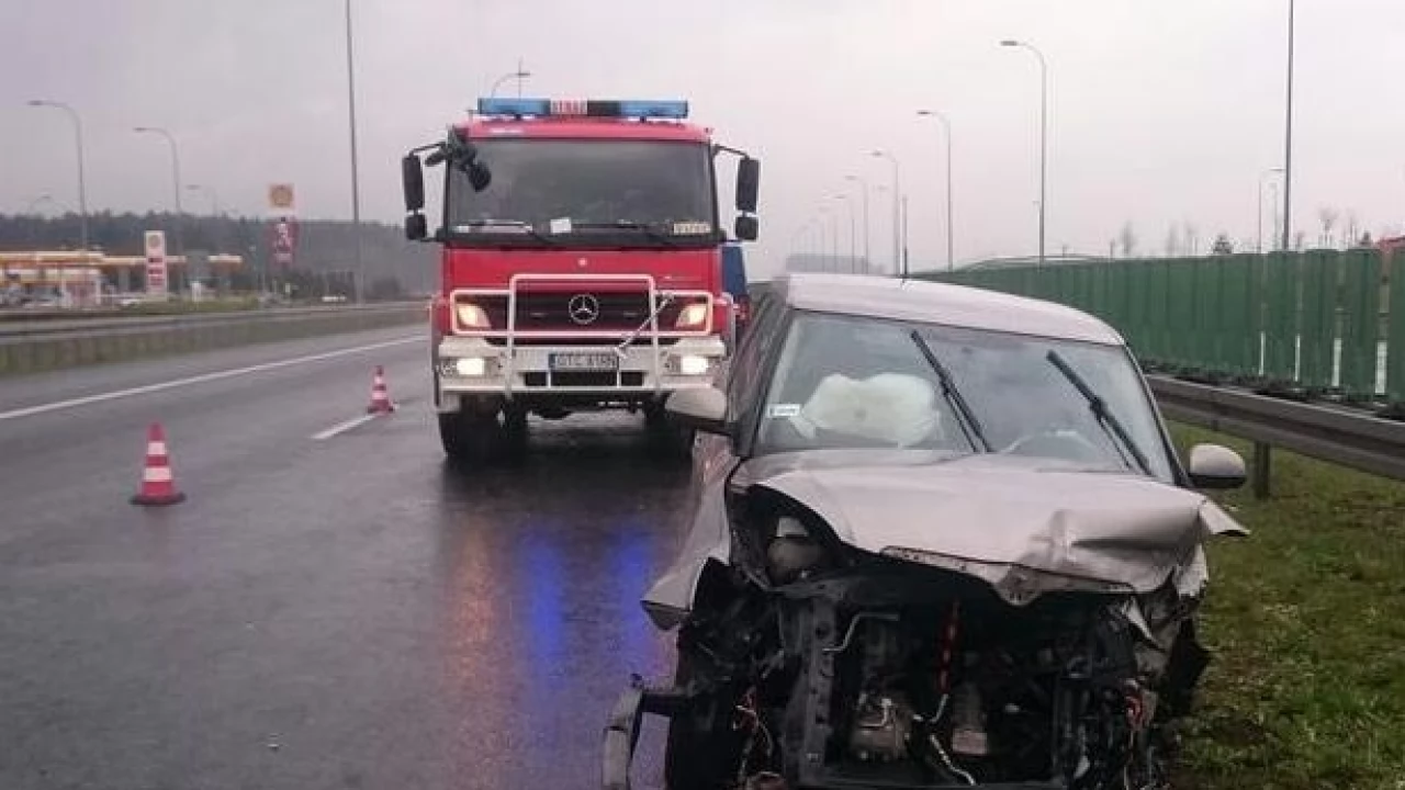 Osobówka wjechała w barierki na A1