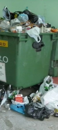 Przepełniony pojemnik na szkło