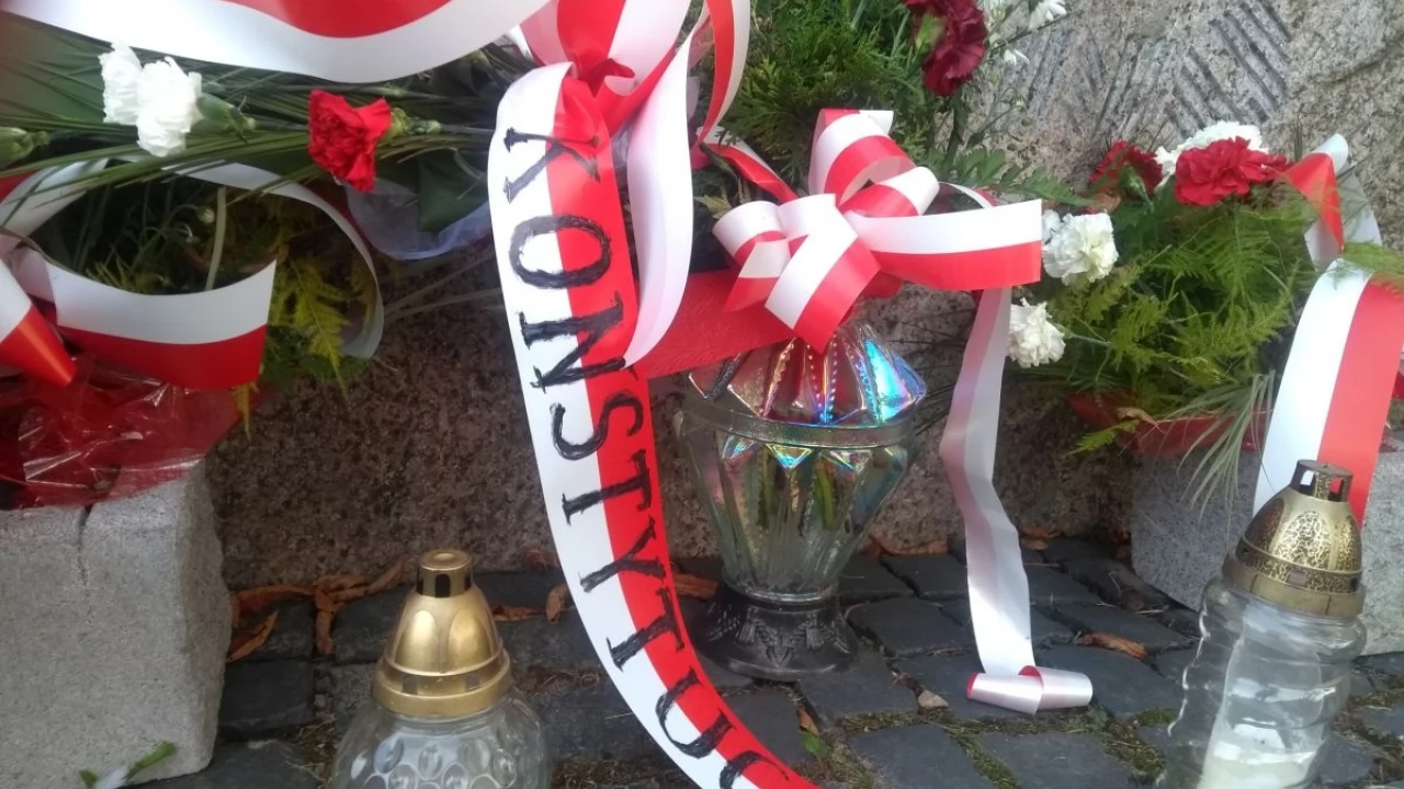 Wiązanki z napisem "Konstytucja" w kilku miejscach Tczewa