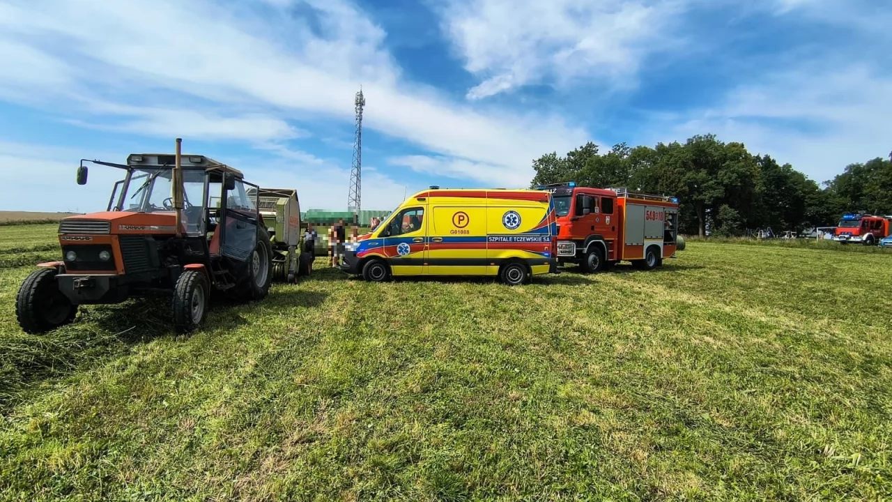 Wypadek podczas żniw! Mężczyzna wciągnięty przez maszynę