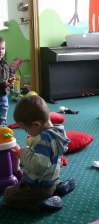 Na zdjęciu maluchy z Melodicy z właścicielką placówki, Katarzyną Borkowską