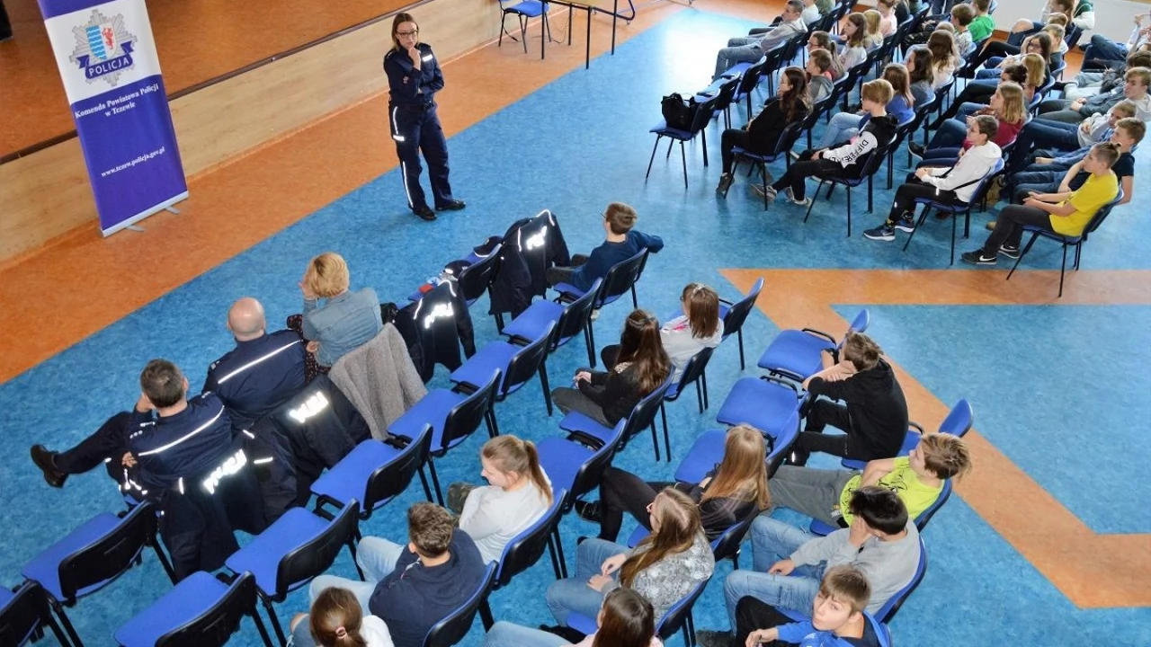 Policjanci debatowali z młodzieżą o bezpieczeństwie