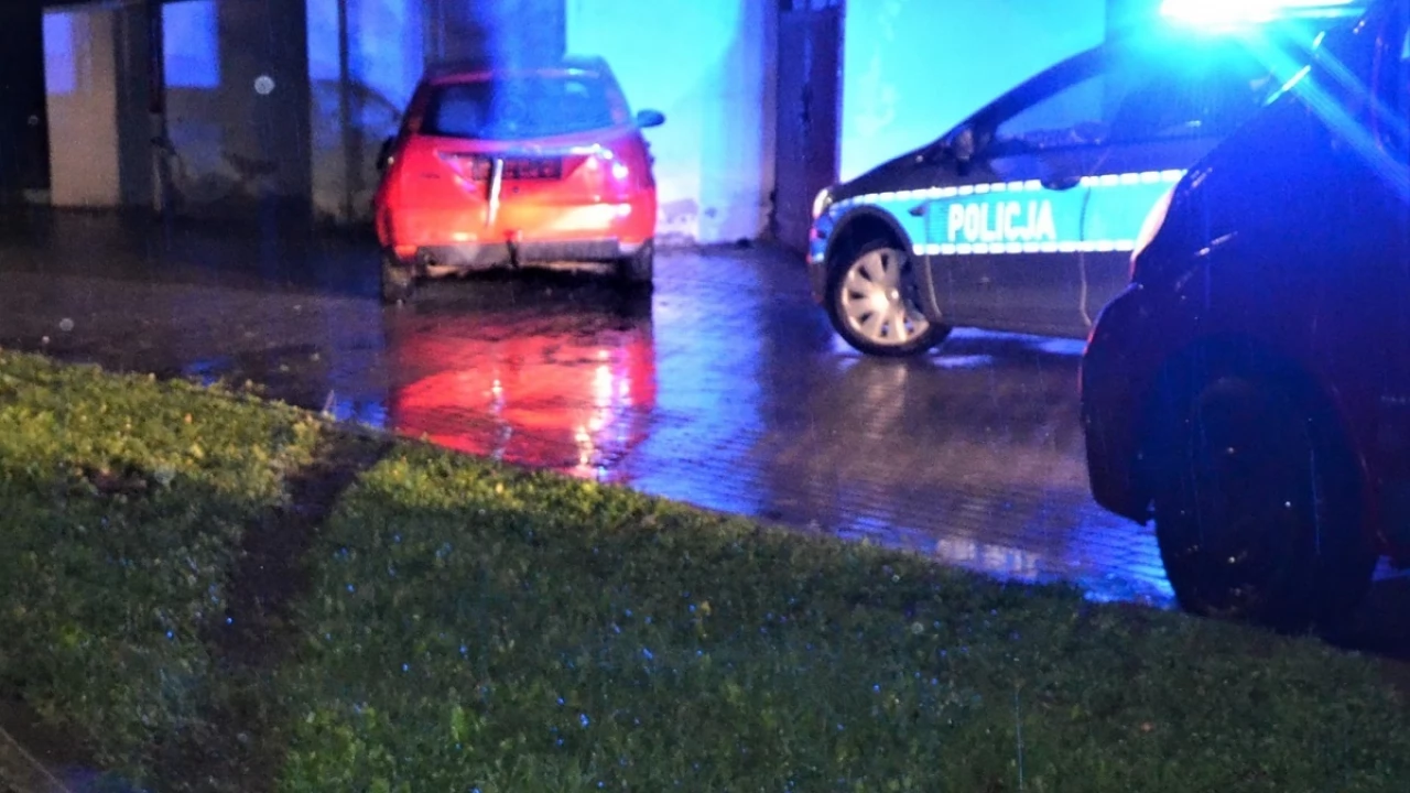 Szaleńcza jazda - wjechał w budynek, wcześniej spowodował dwie kolizje. 22-latek był pijany i nie miał uprawnień!