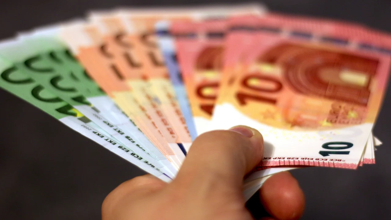 Jak korzystać z wiedzy finansowej online przy planowaniu domowego budżetu?