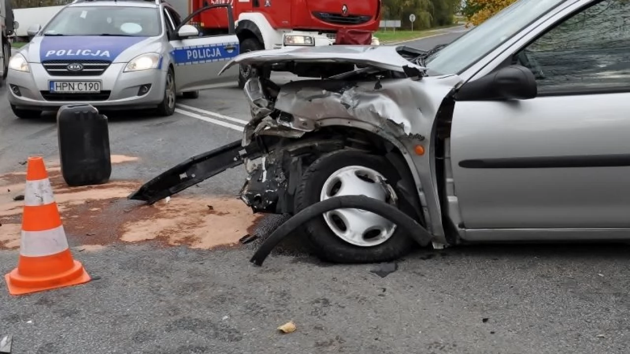 Wstępna przyczyna wypadku w Czarlinie - 83-letni kierowca opla nie ustąpił pierwszeństwa
