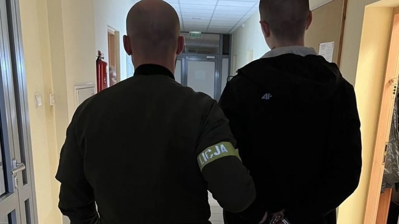 Podejrzani o rozbój w areszcie. Jeden na widok policjantów zabarykadował się w piwnicy