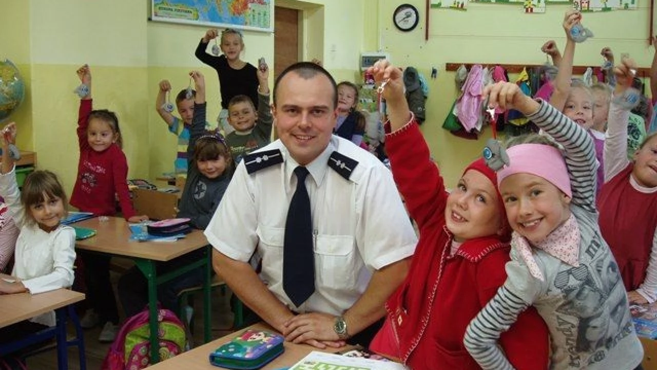 "Bezpieczna droga do szkoły" - policjanci pomagali najmłodszym