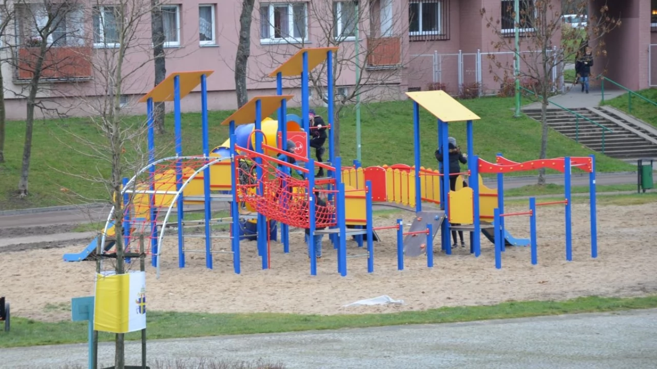 Plac zabaw w niecce częściowo po liftingu
