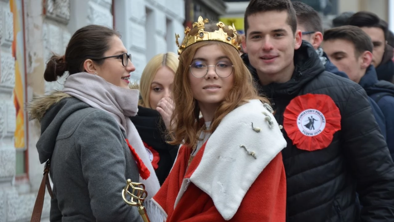Tczewscy maturzyści zatańczyli poloneza na ulicach starówki [DUŻO ZDJĘĆ]